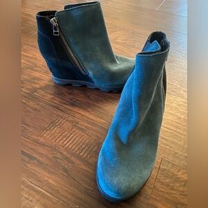 Sorel Blue Black Suede Wedge Ankle Boots